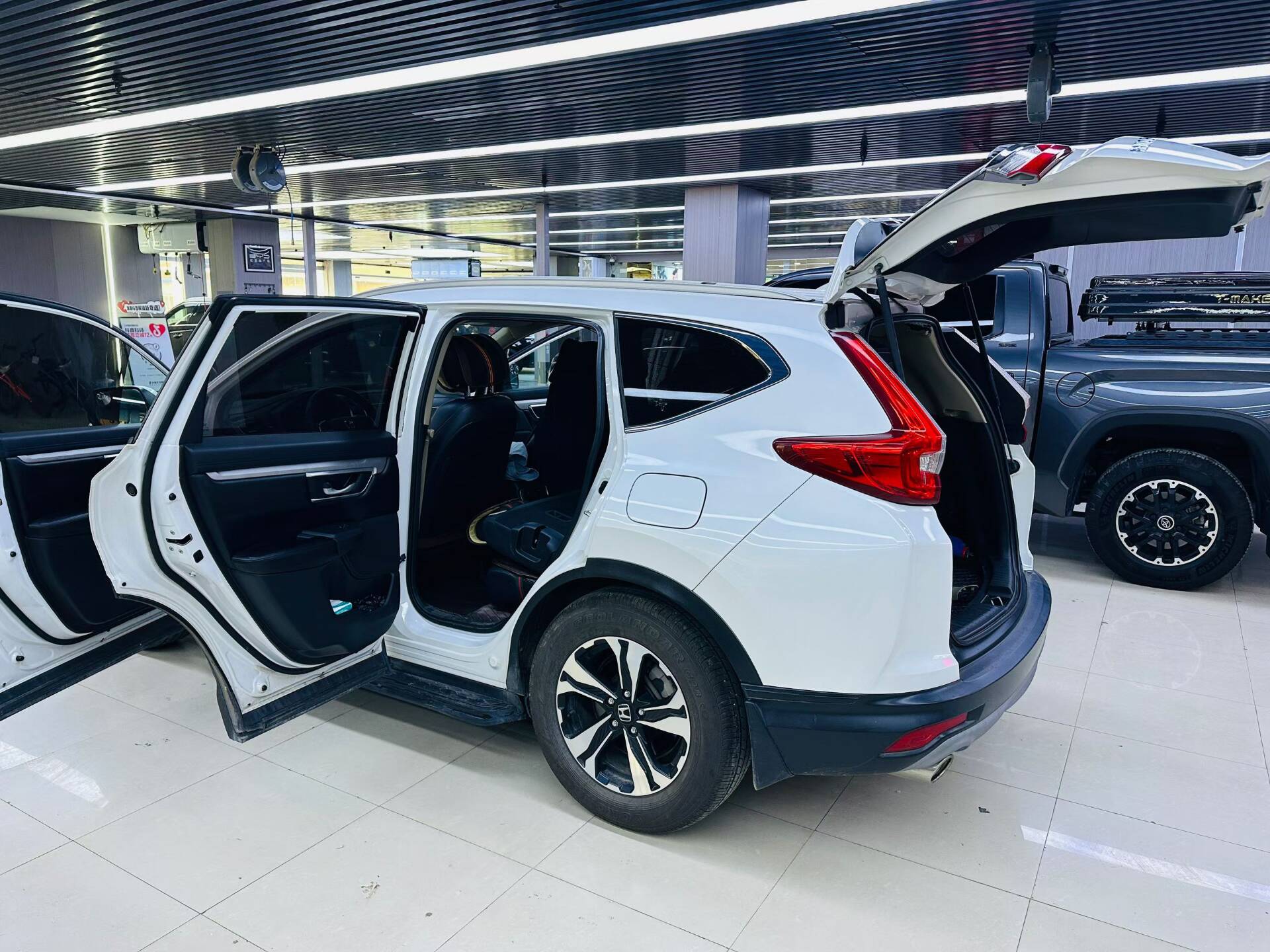 本田CRV顶棚天窗维修中……更换玻璃膜