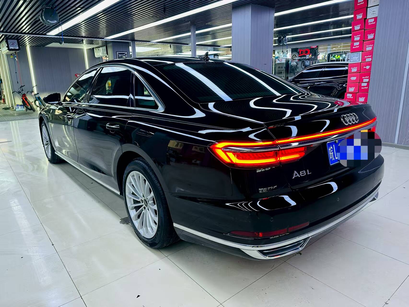 奥迪A8改新款前杠中网完工