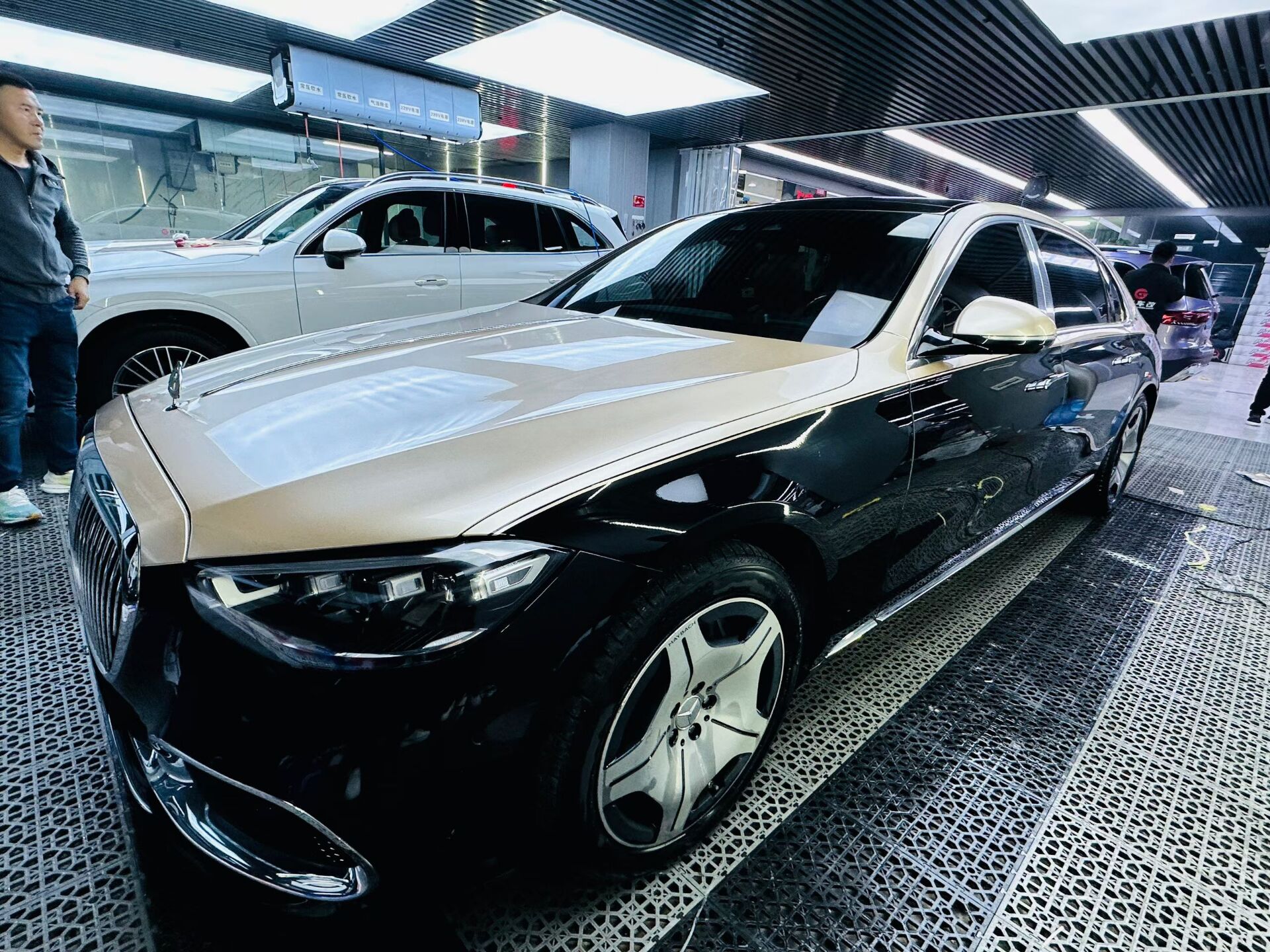 奔驰迈巴赫双拼色完工(图3)