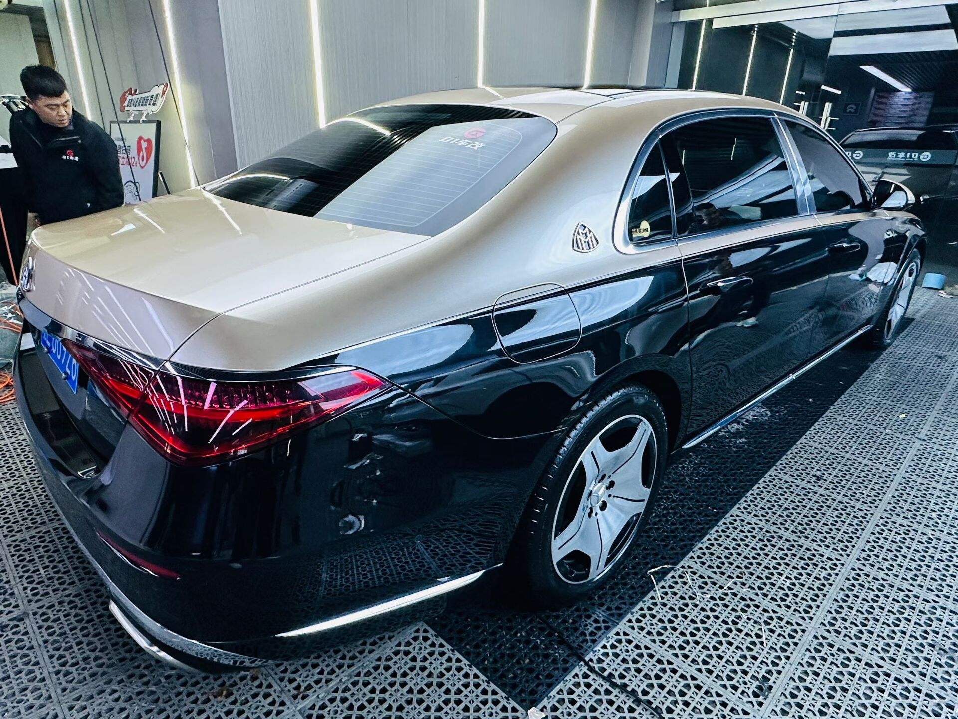 奔驰迈巴赫双拼色完工(图2)